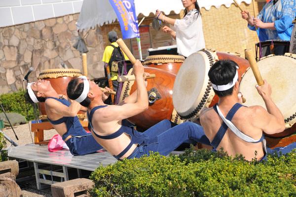 踊りをつけながら和太鼓を披露している男性の写真