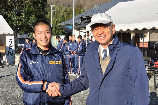 西脇工業高校陸上部の加井 虎造選手と市長が握手をして記念撮影している写真