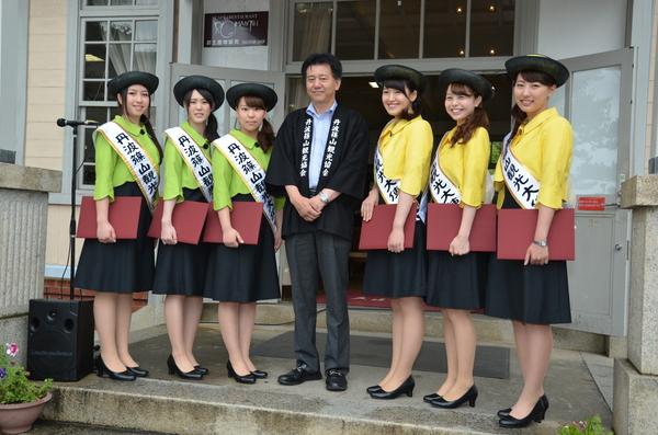 西尾観光協会長と丹波篠山観光大使6名の集合写真