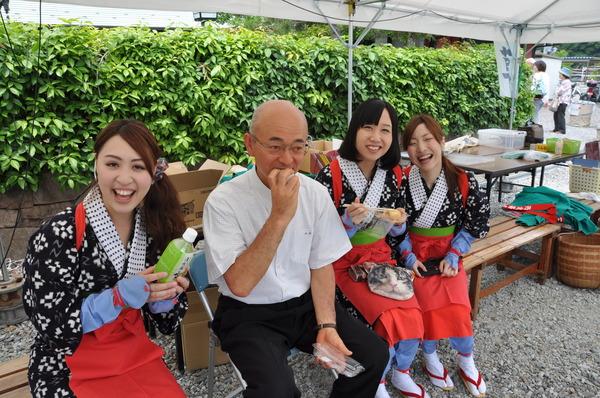 茶摘み娘の衣装を着たキャンペーンレディ（丹波篠山観光大使）3名と市長が写っており、市長が何かを口にほおばっている様子の写真