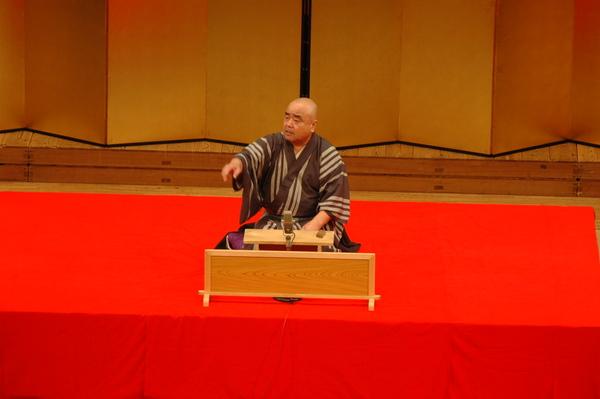 桂 楽珍さんが独演会をしている写真