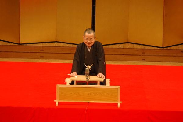 桂 文珍さんが笑顔で独演会をしている写真