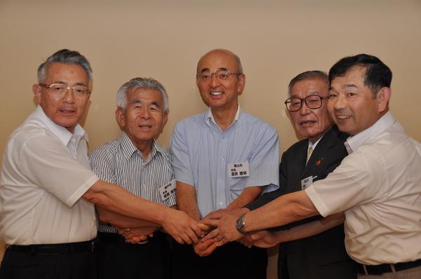 越前町 関町長、瀬戸市 増岡市長、篠山市長、備前市 西岡市長、常滑市 片岡市長が手を重ねて結束を固めている写真