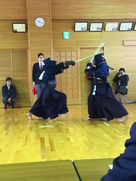 剣道の試合中左の選手が相手の頭に一本命中させている写真