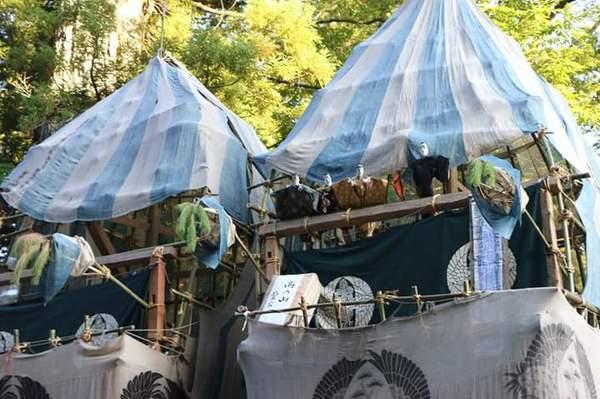 山車の上に青と白の布がかけられている写真