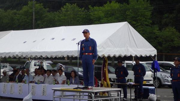 篠山市消防団の操法大会で市長がマイクに向かってお話をしている写真