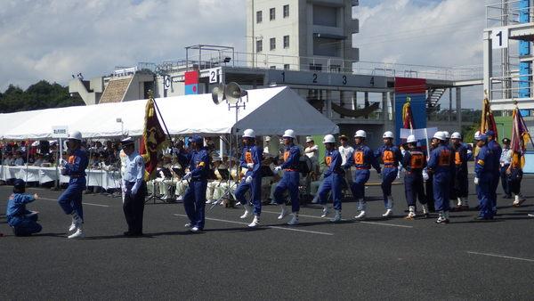 消防団員が行進している様子の写真