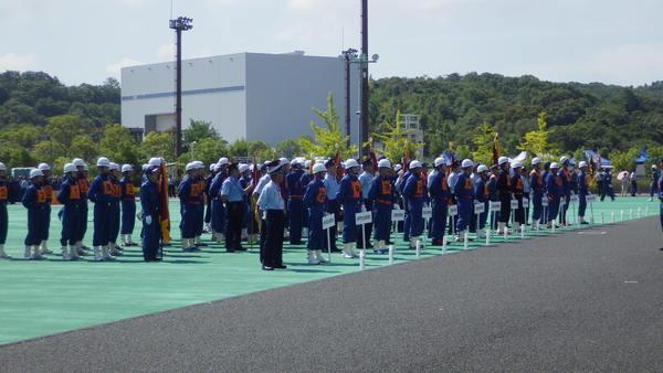 大会参加者が整列している様子の写真
