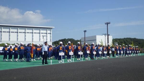 消防訓練の参加者が各団体ごとに整列している様子の写真