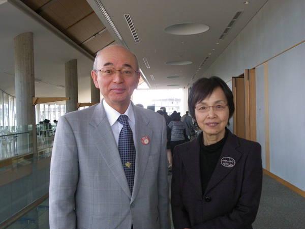 市長と大石 芳野さんが並んで記念撮影している写真