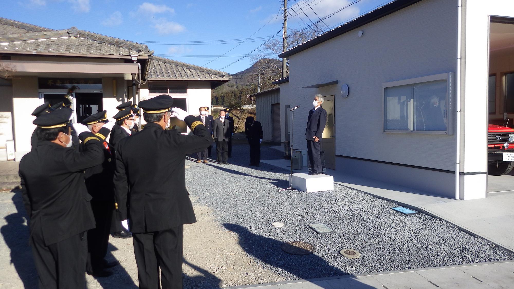 完成した詰所の前で完成式典をしている