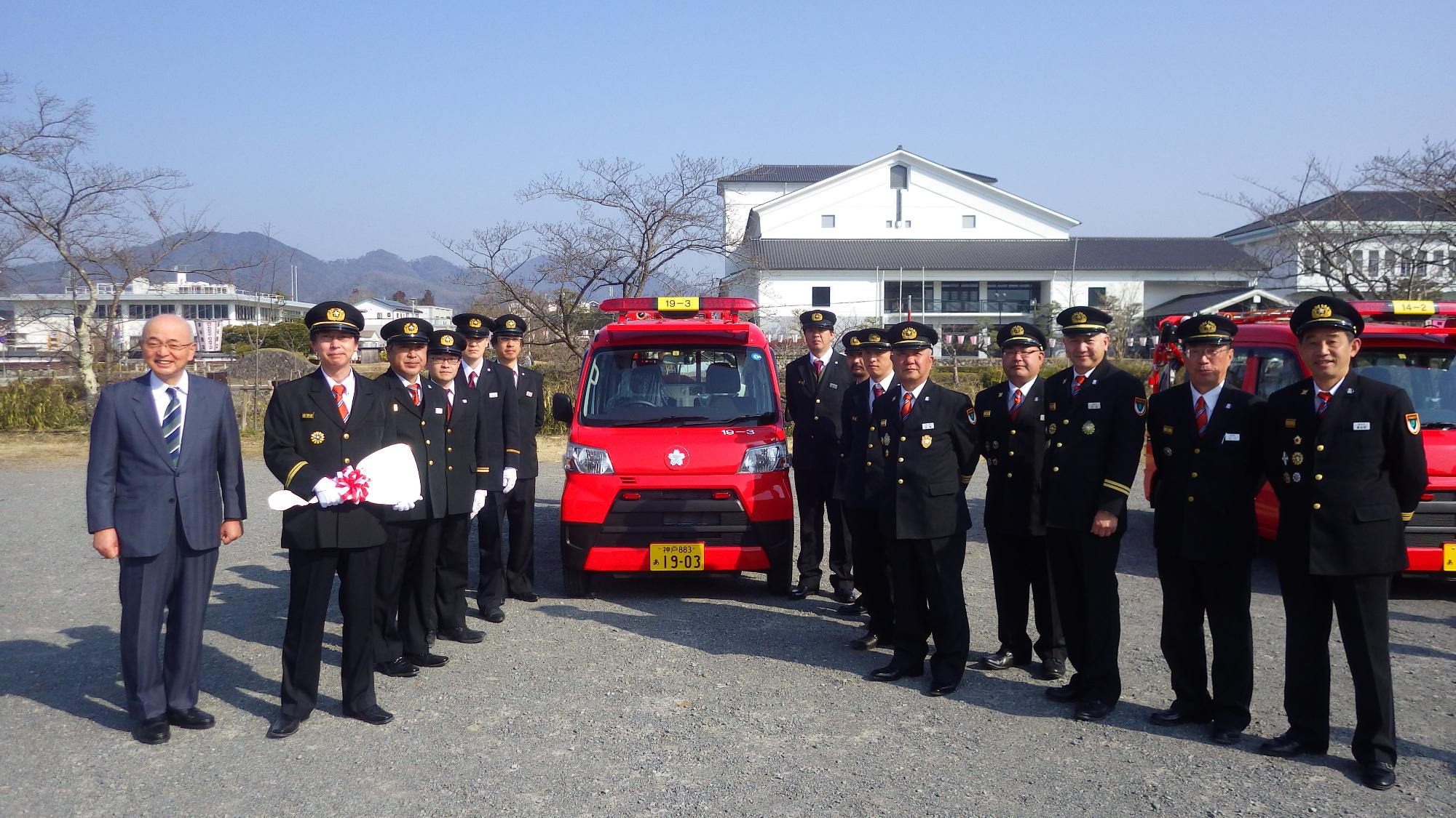 新しい車両の前で、市長と消防団の方が並んでいる