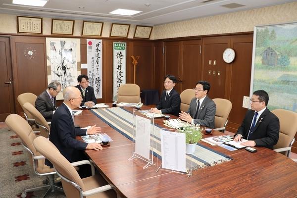 市長室にて、坂野 公治近畿運輸局長と宮田 亮観光部長が市長の前に座っており、市長と話をしている様子の写真