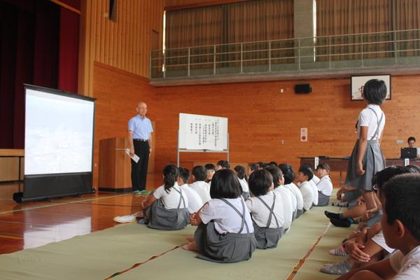 女子生徒が市長に質問している写真