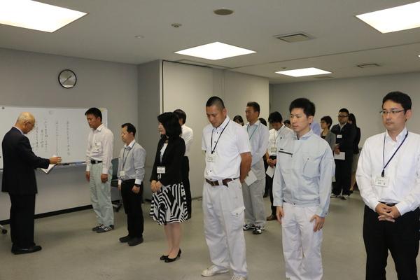 男性、女性職員が並び1列目の左端の男性の前に市長が立っている写真