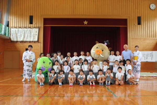 市長と子供達全員で記念撮影している写真