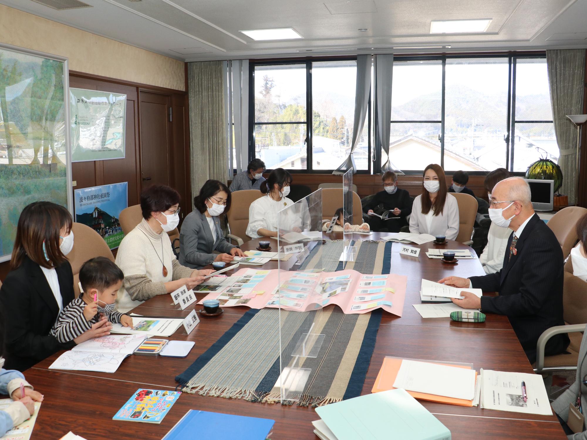 市長に女性委員会の方が報告をされている