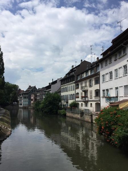 ストラスブール市の川の横に家が並んでる写真