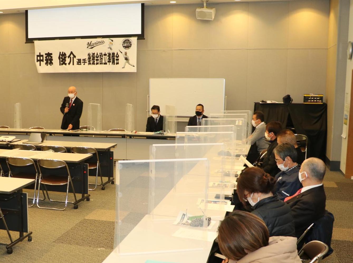 中森選手後援会設立準備会という横断幕があり、その前で市長がお話をされている。右列には関係者が座っている。