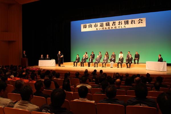 ホールで開かれている篠山市退職者お別れ会の様子の写真