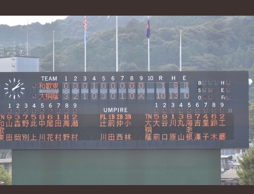 野球の試合終了後、スクリーンに点数などが表示されている。