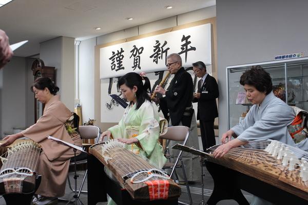 邦楽グループ「いとたけ」の皆さんが、琴や尺八を演奏している写真