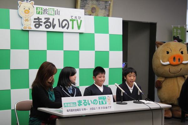 まるいのテレビに出演している上野 杏さん、畑 育磨君、原 諒太君と司会の松岡 美穂さんの写真