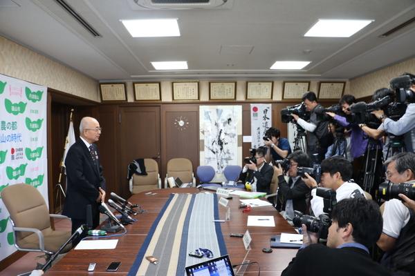 沢山の記者の方が来て市長にカメラやテレビカメラを向けている写真