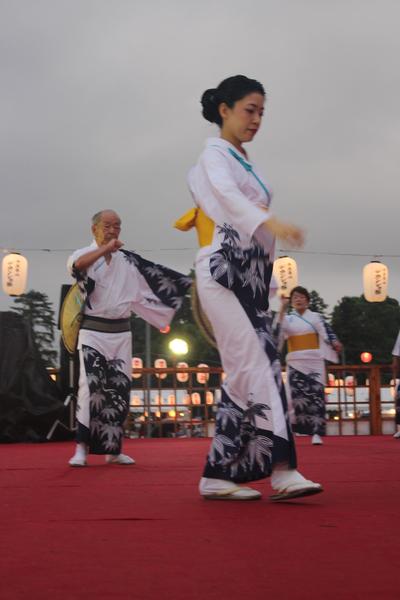 デカンショ節保存会の浴衣を着た3名の男女が踊っている写真