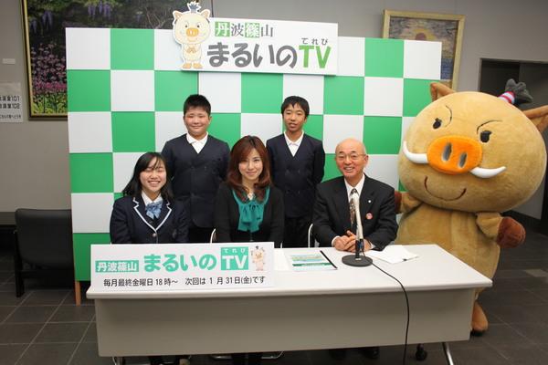 前列中央司会松岡 美穂（まつおかみほ）さん。左篠山鳳鳴高等学校放送部上野 杏（うえの あん）さん。後列左城北畑小学校児童会畑 育磨（はた いくま）君。後列右城北畑小学校児童会原 諒太（はら りょうた）君。