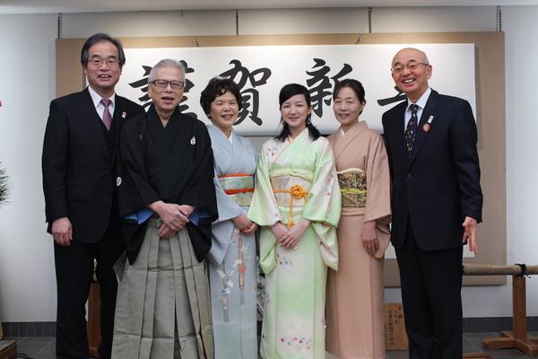 着物姿の邦楽グループ「いとたけ」の皆さんと市長で記念写真