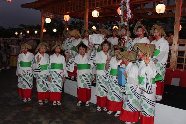 優勝した、丹南音頭保存会の浴衣に編み笠の女性の集合写真