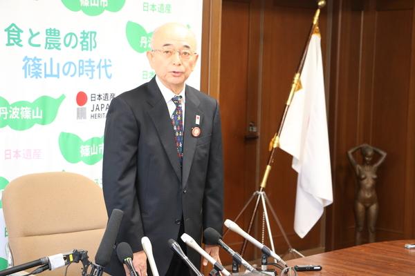 市長が記者会見を始めている様子の写真
