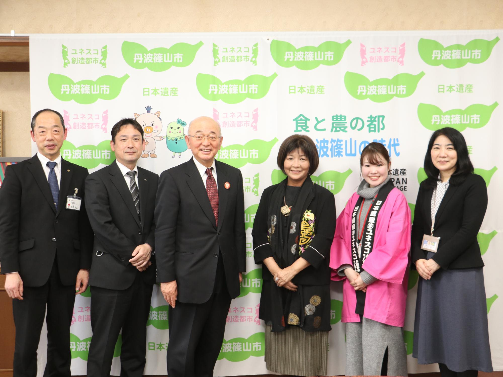 市長と車さん、その両隣に市職員が立って記念撮影