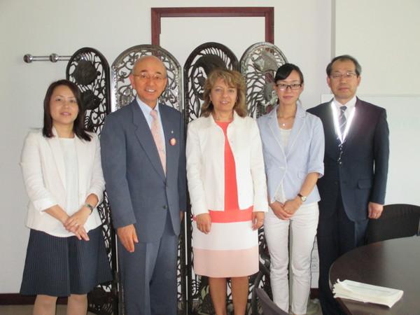 中央に市長とデニスルックスさん、その隣に関係者の方が写っている写真