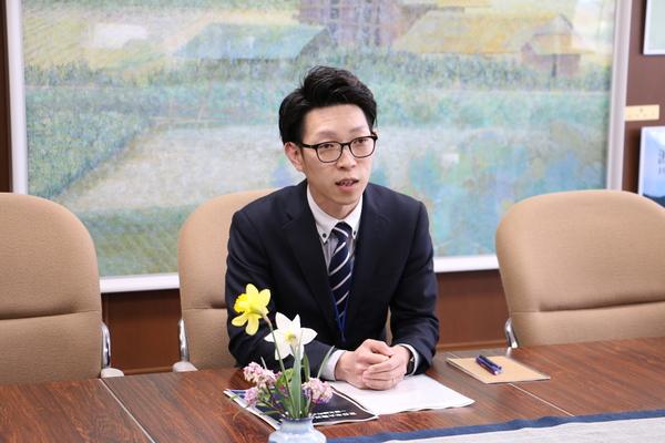 宮城県南三陸町に派遣していた中森 恵佑君が座っている写真