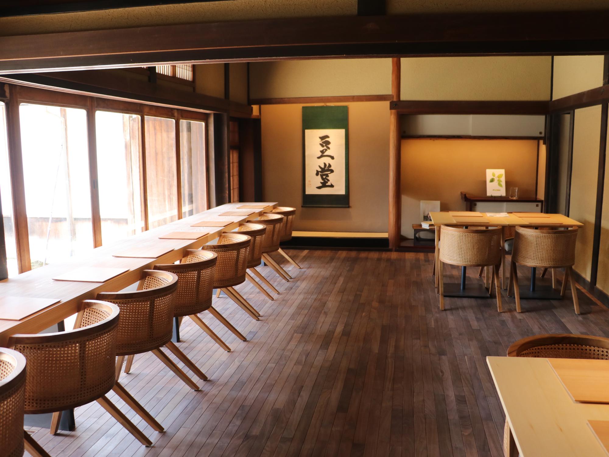 カフェの室内で窓側にカウンターテーブルがあり、壁側には4人掛けのテーブルが置いてある。