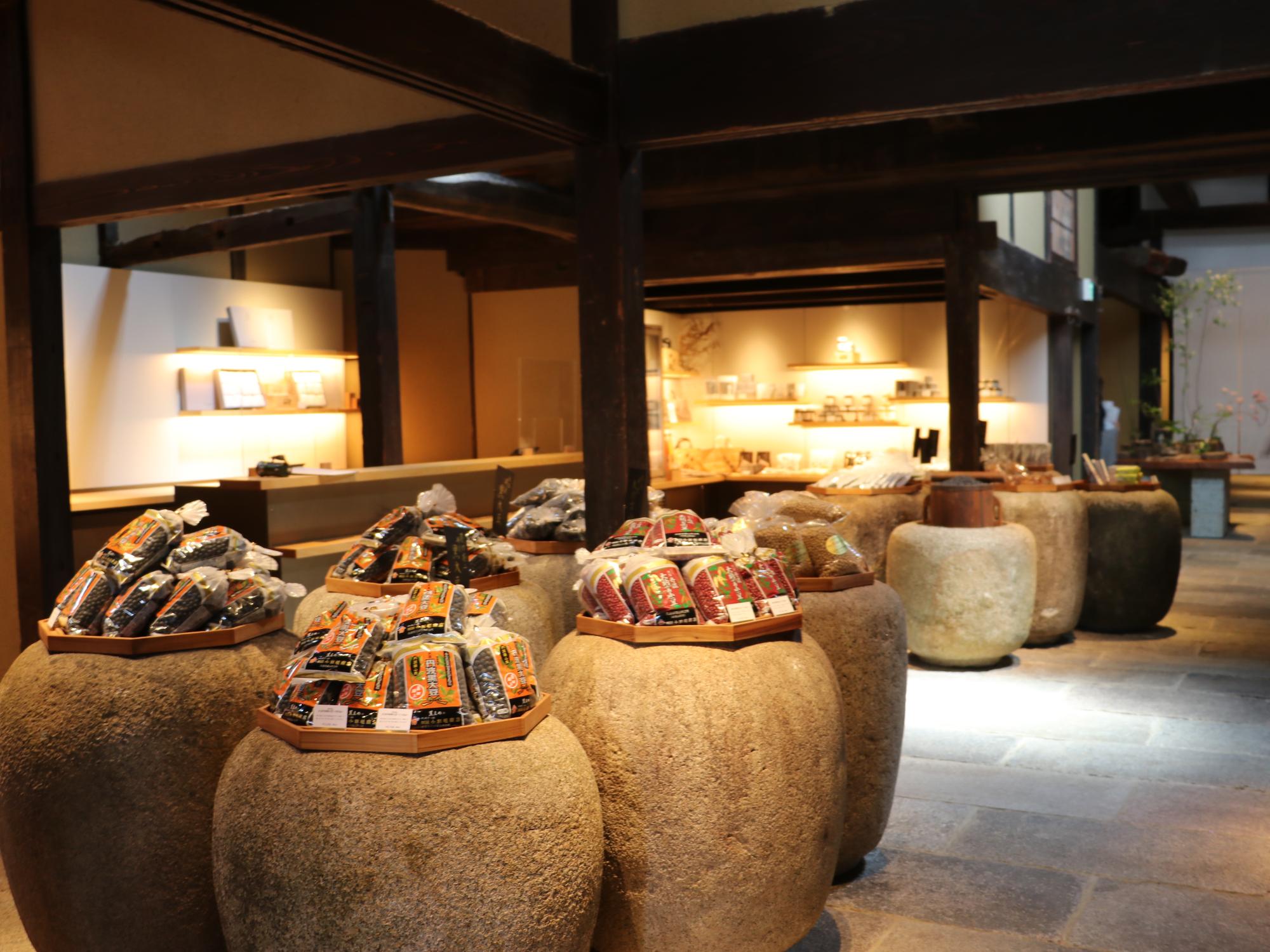 店内に石でできたオブジェの上に黒豆の商品が並べられている。