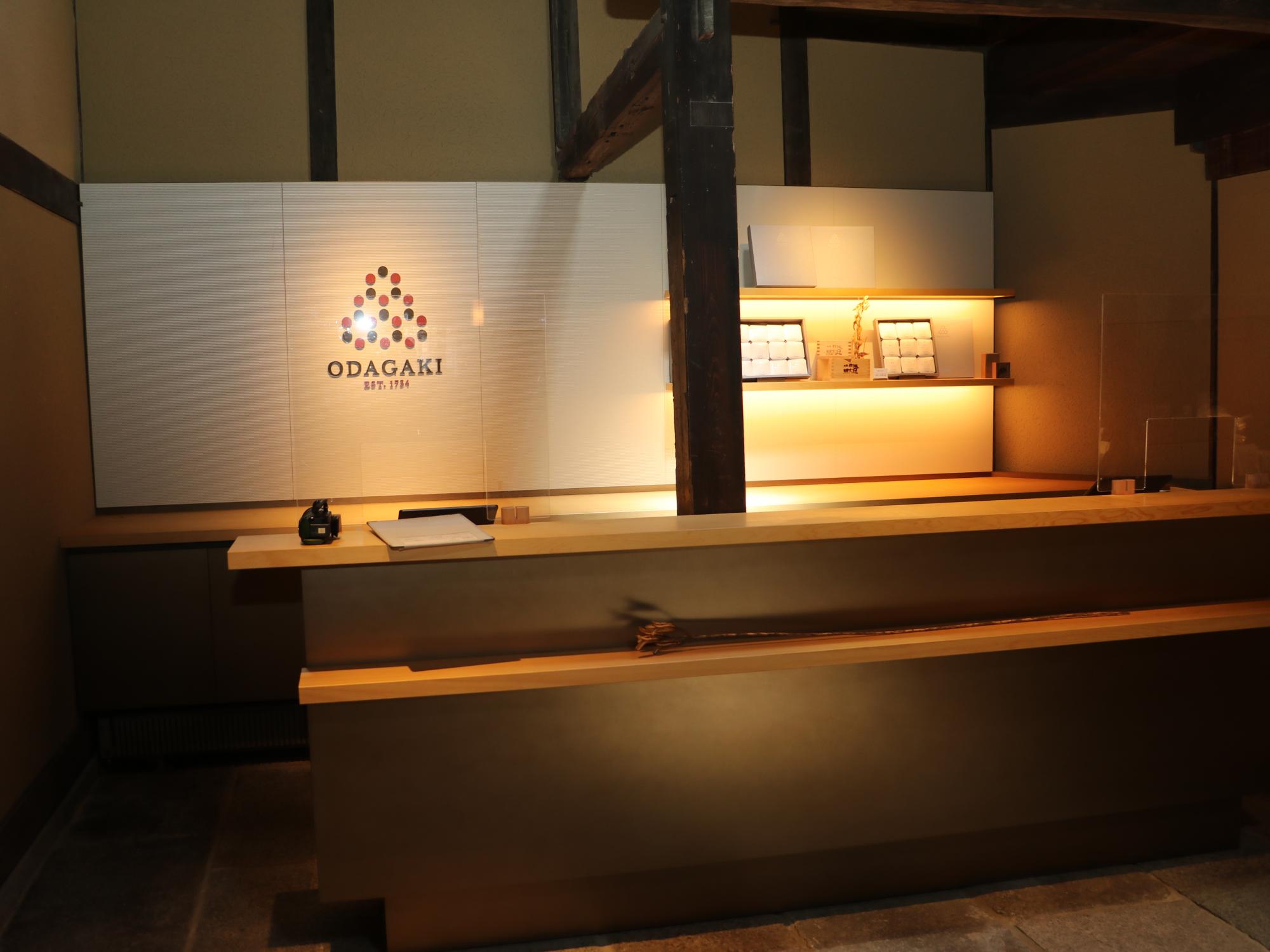 木でできたカウンターテーブル