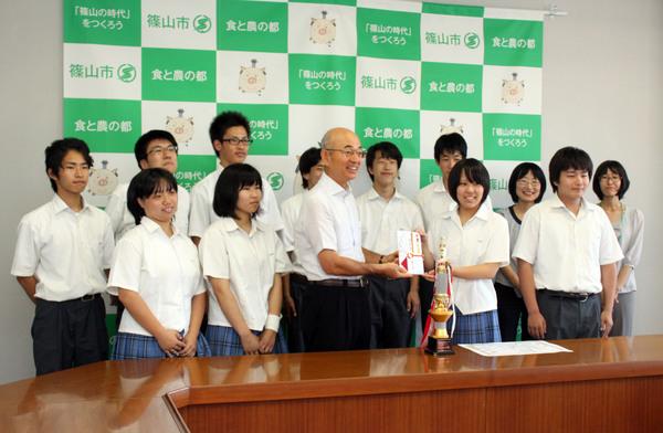 市長が篠山鳳鳴高校放送部の皆さんに丹波篠山ふるさとPR奨励金を贈っている写真