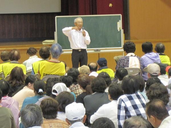 防災学習を熱心に聞いている市民の写真