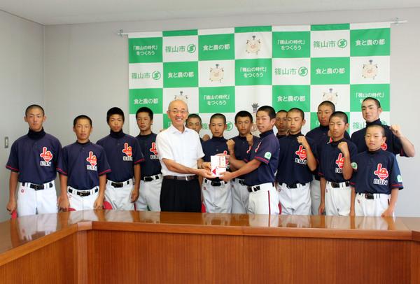 市長がベースボール・ネットワークの皆さんに丹波篠山ふるさとPR奨励金を贈っている写真