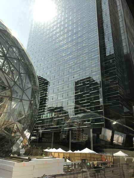 大きなビルと球体オフィスの写真