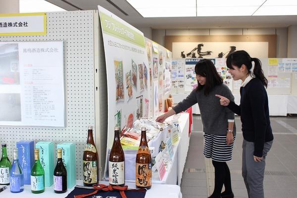 女性2名が、袋に入った製品を手に取り笑顔で話している写真