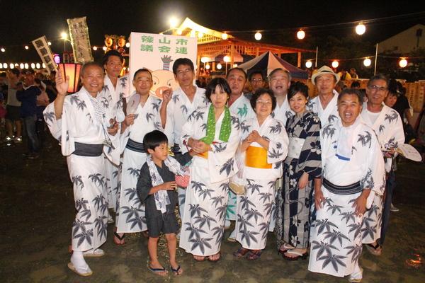 浴衣の篠山市市議会議員の男女と男の子の集合写真
