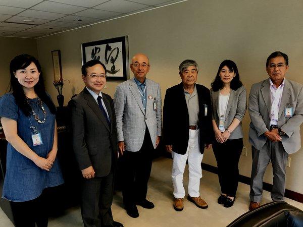 市長がワシントン事務所の雑賀さんと山田洋一郎総領事との記念撮影写真