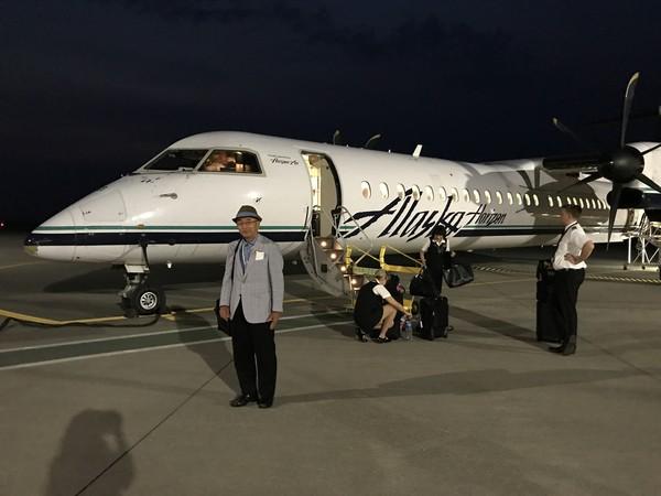 市長が小型飛行機の前で記念撮影写真