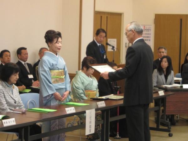 「三宅剣龍賞」を教育委員長から授与されている着物姿の女性の写真
