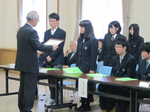 「みどり賞」を教育委員長から制服姿の学生5人が立って授与されている写真