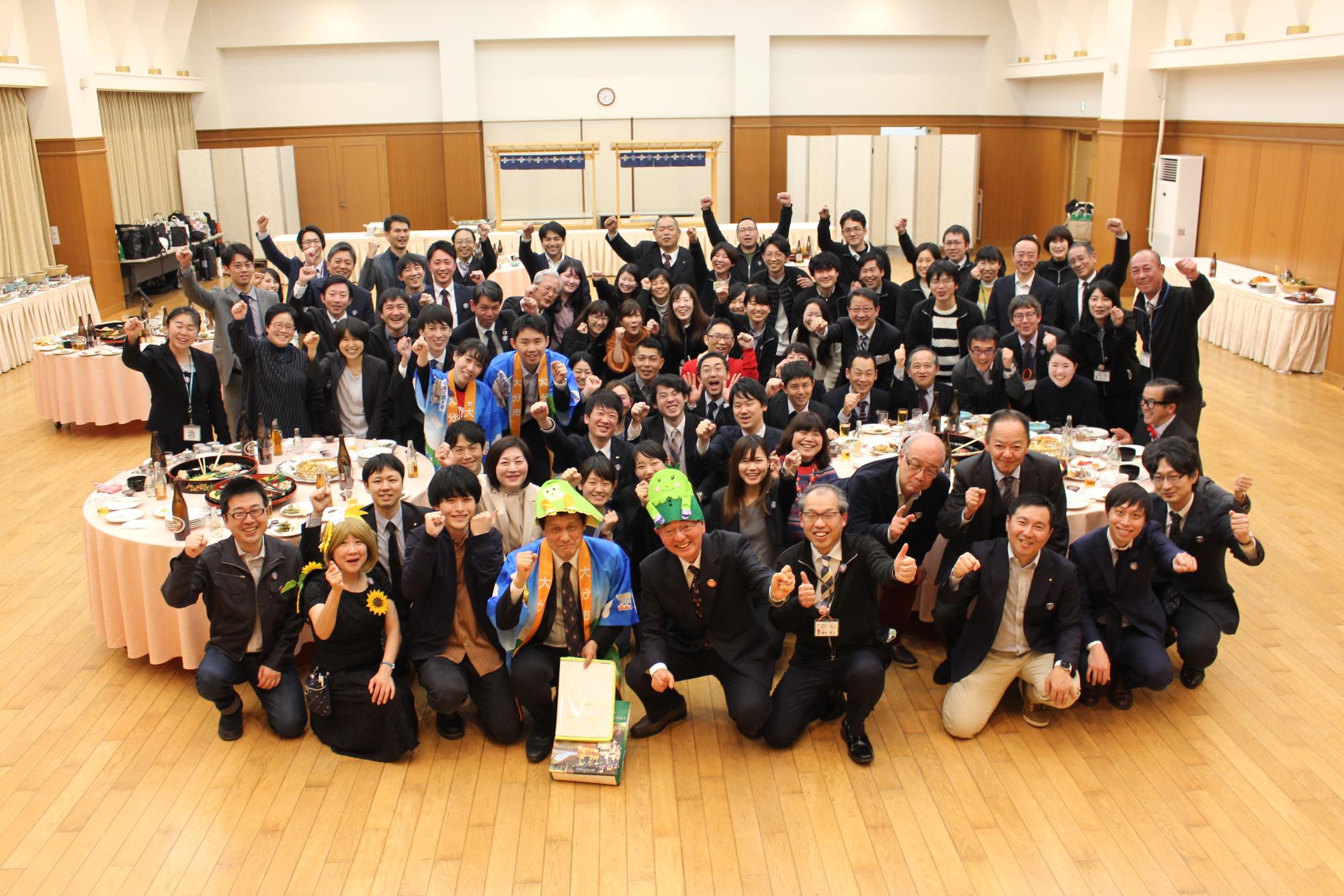 出場された方々との交流会での集合写真